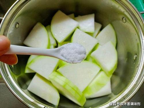 熏瓜炒着吃怎么切片,熏瓜炒制，美味佳肴轻松享