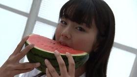 女孩儿吃瓜,女孩儿的甜蜜食趣
