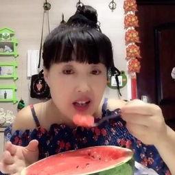 大姐跳舞吃瓜视频,太接地气了！